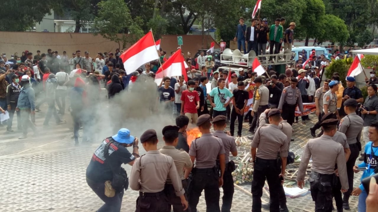 Demonstran membakar seluruh karangan bunga yang terparkir di depan gedung merah putih KPK