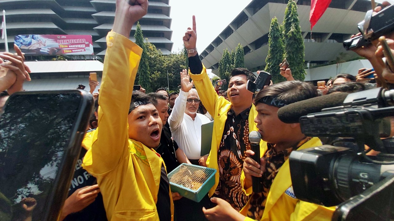 Unjuk rasa dari Aliansi Semarang Raya menolak revisi UU KPK di depan Gedung DPRD Provinsi Jateng