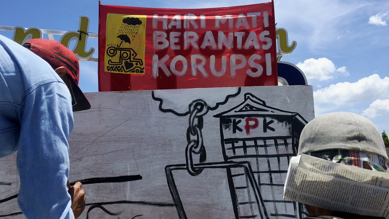 Seniman Aceh Protes Pengesahan UU KPK Lewat Lukisan