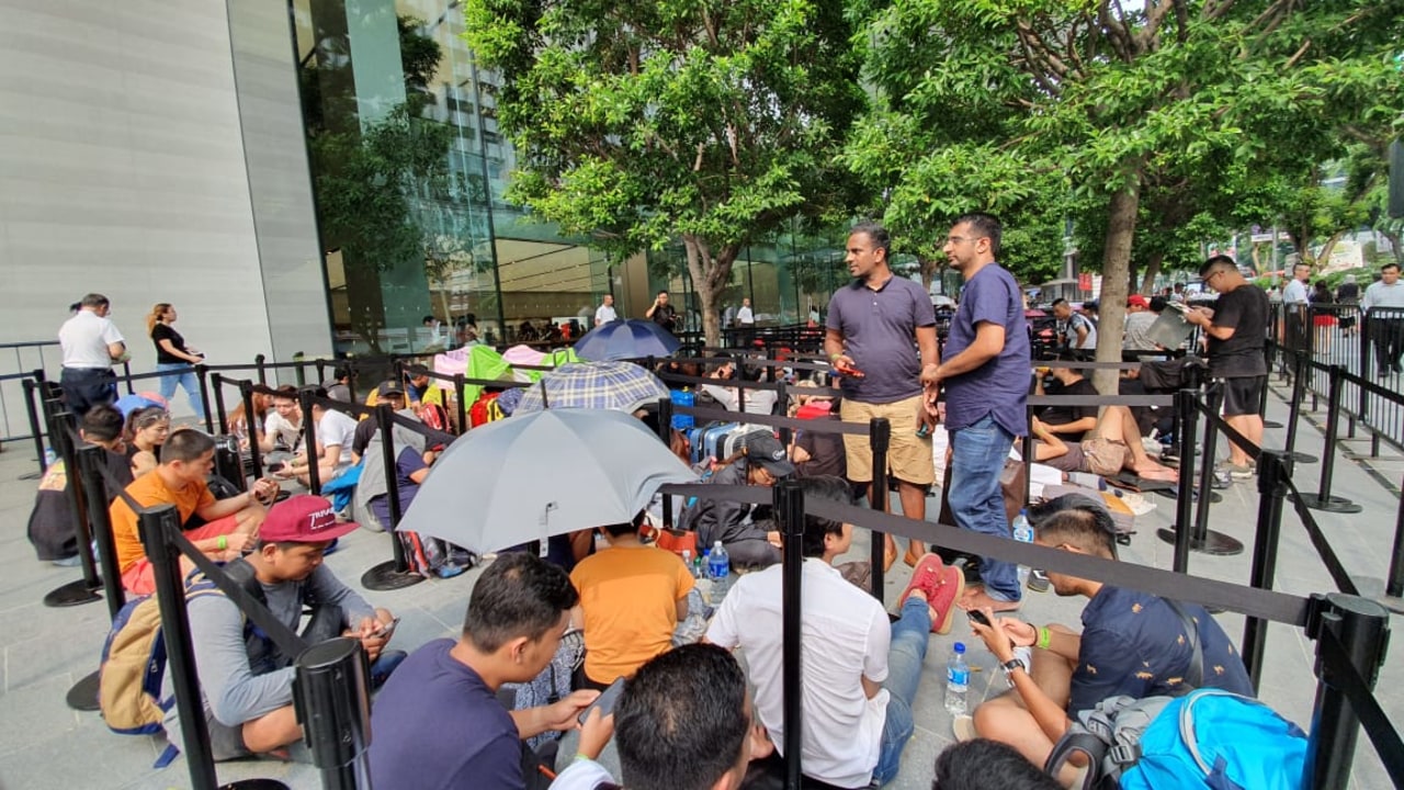 Antrean iPhone 11 di Singapura