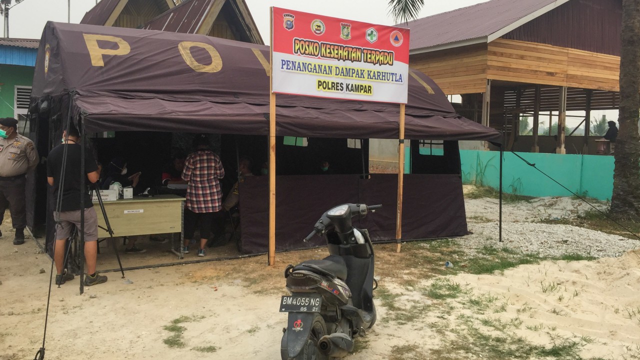 Suasana Posko Kesehatan Polsek Tambang di dekat Titik Api Karhutla, Kecamatan Tambang, Pekanbaru, Riau.