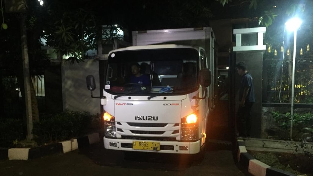 Mobil angkutan barang, rumah dinas Menpora di Jalan Widya Chandra, Kebayoran Baru, Jakarta Selatan