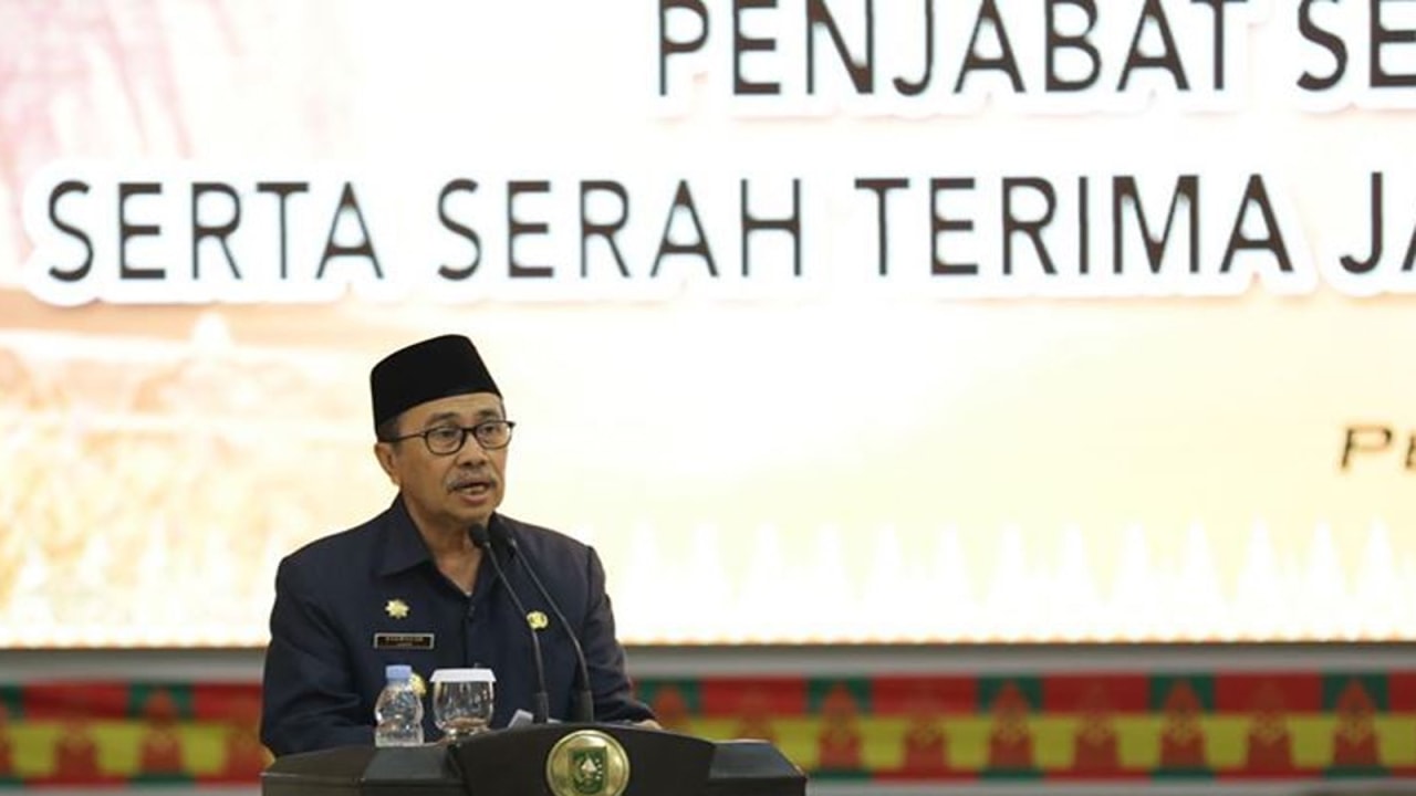 Gubernur Riau Syamsuar saat Pelantikan Pj Sekdaprov.jpg