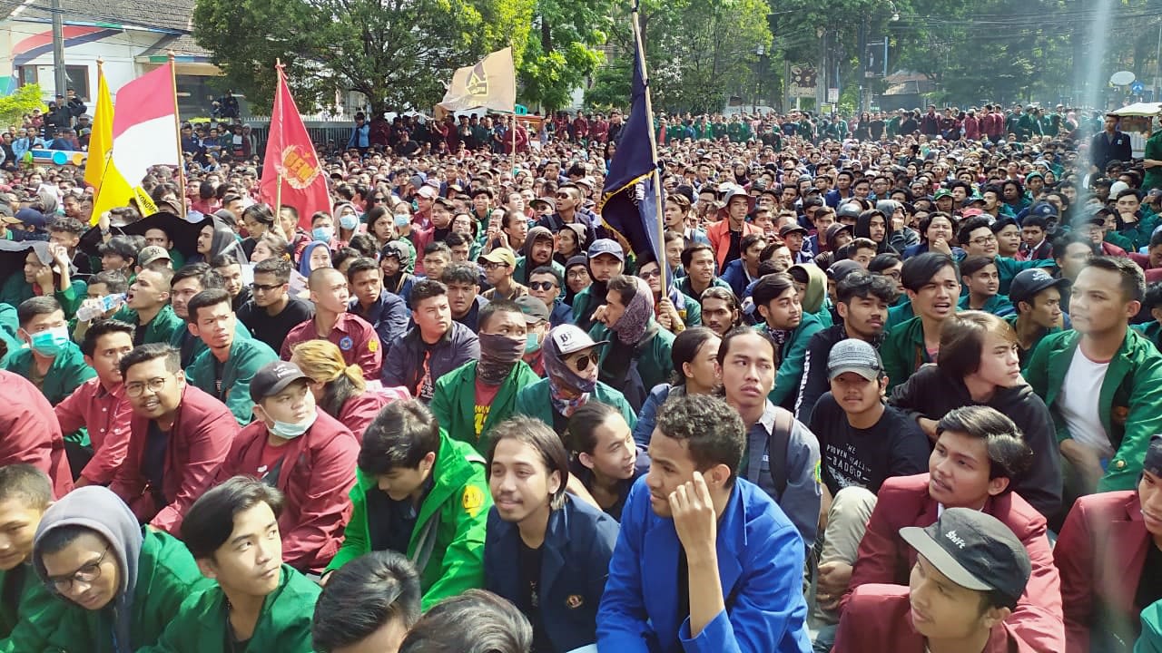 Aksi mahasiswa dari berbagai universitas diBandung di depan Kantor DPRD Jabar, Jalan Diponegoro