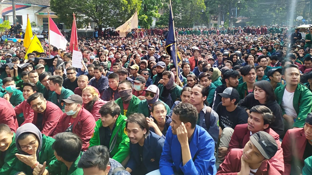 Aksi mahasiswa dari berbagai universitas diBandung di depan Kantor DPRD Jabar, Jalan Diponegoro