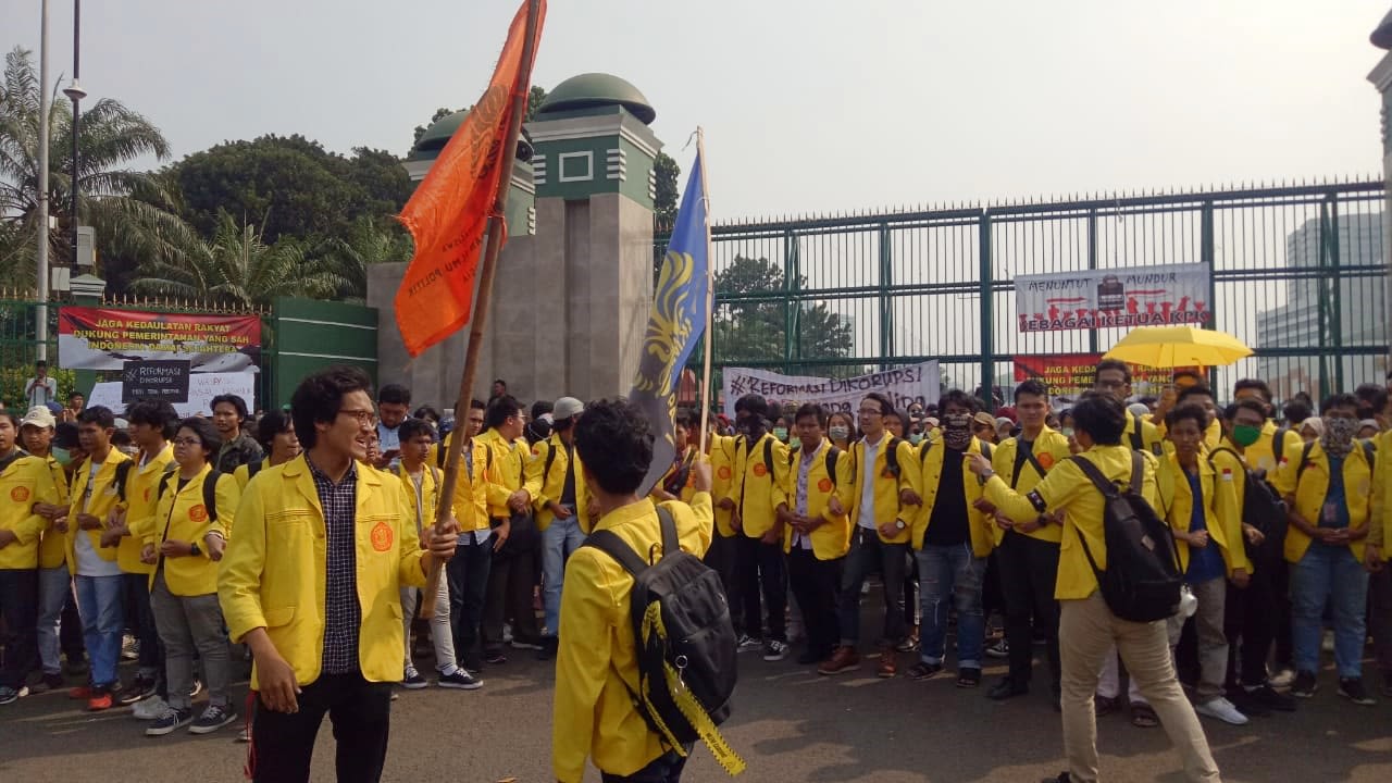 Unjuk rasa mahasiswa di depan gedung DPR tolak revisi UU KPK