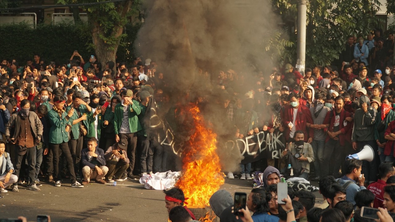 Tolak Revisi UU KPK, Mahasiswa Bakar Ban dan Dobrak Pagar DPRD Jabar | kumparan.com