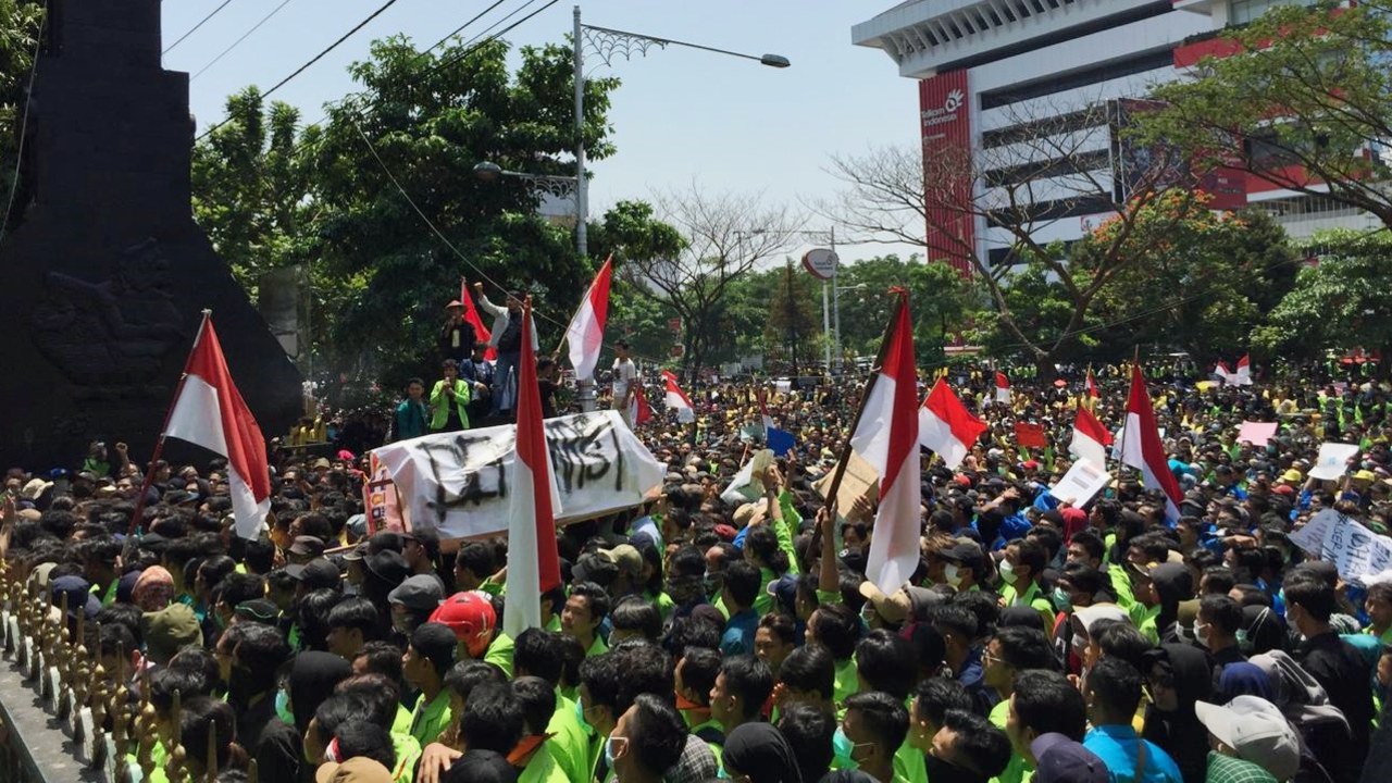 Massa mahasiswa Semarang merangsek masuk ke DPRD Jateng