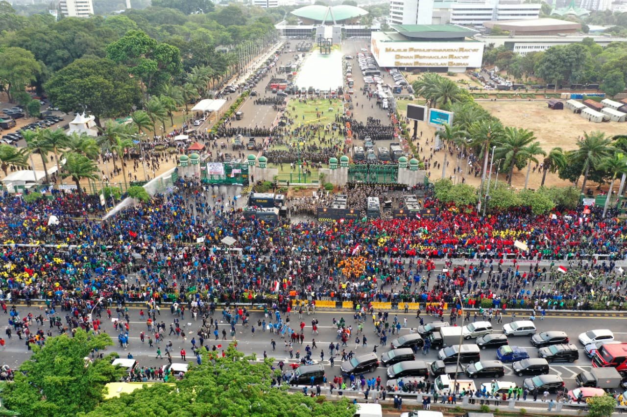 LIPSUS, UU KEBUT SEBULAN, Foto udara Demo Mahasiswa di Depan Gedung DPR RI