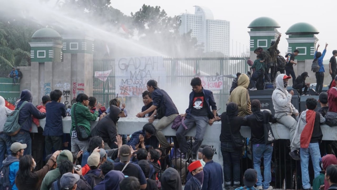 LIPSUS, UU KEBUT SEBULAN,  mahasiswa dipukul mundur oleh polisi, demo di depan Gedung DPR