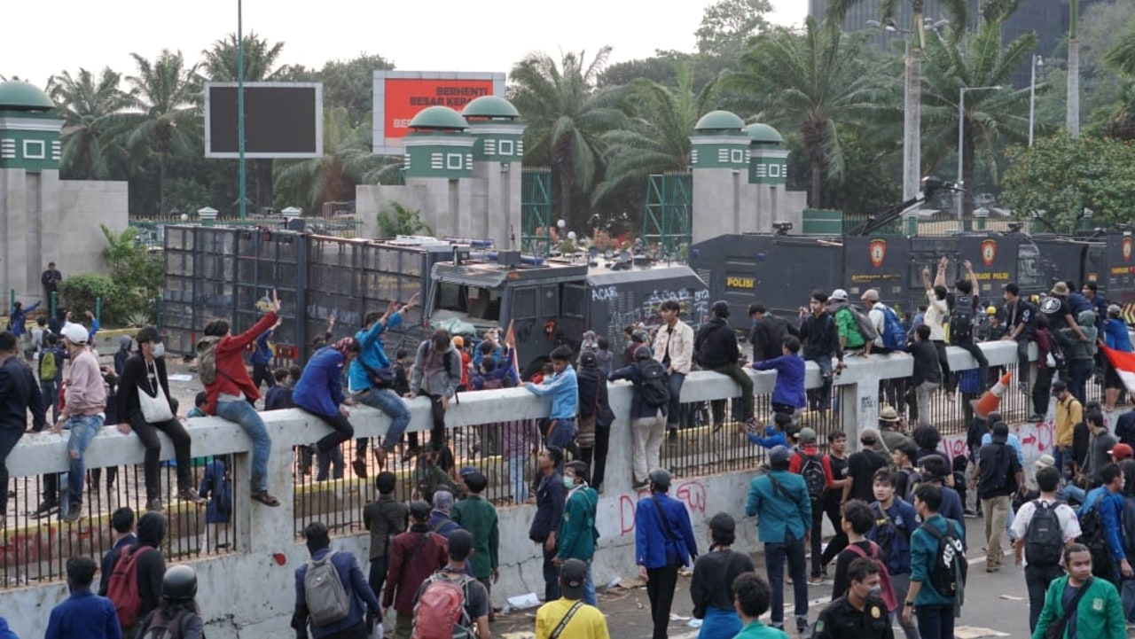 LIPSUS, UU KEBUT SEBULAN,  mahasiswa dipukul mundur oleh polis, demo di depan Gedung DPR