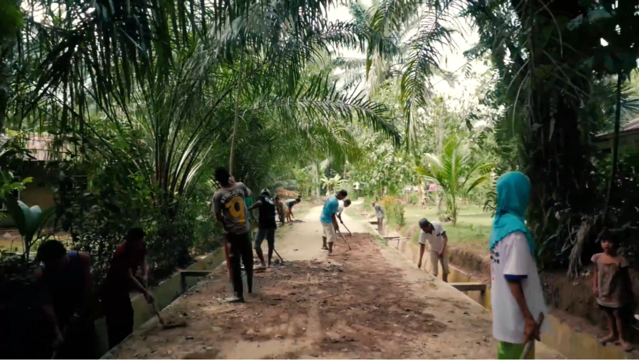 com-Kegiatan gotong royong kebersihan Desa Sukajadi.