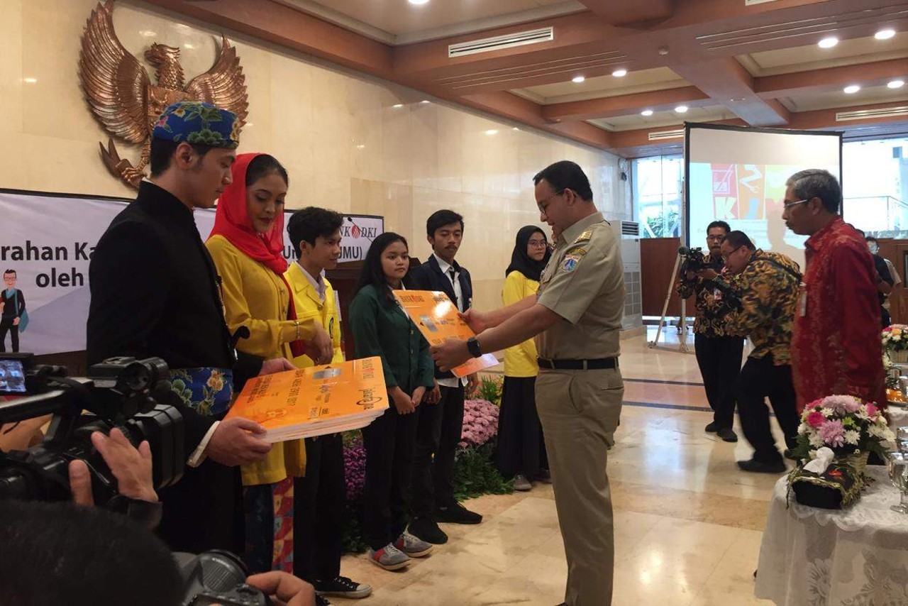 Penyerahan KJMU kepada Mahasiswa DKI oleh Gubernur DKI Anies Baswedan di Balai Kota