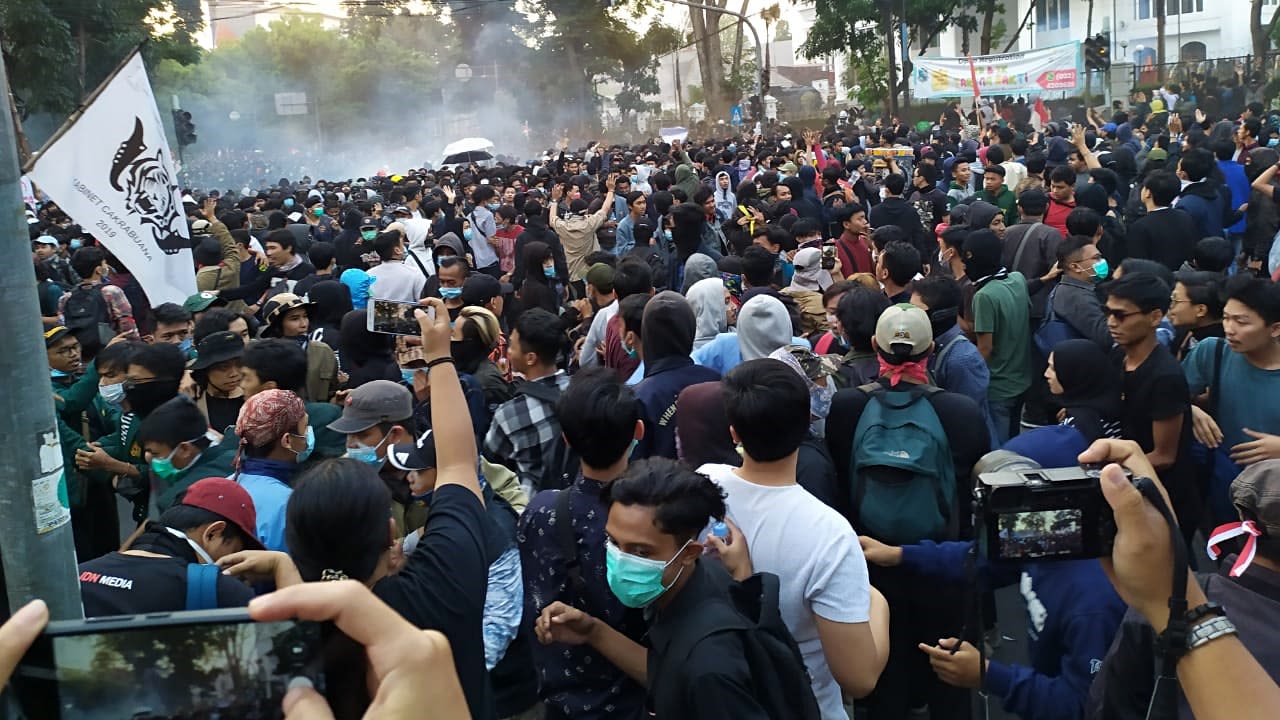 LIPSUS Aksi Ganas Polisi, Demo di Bandung ricuh