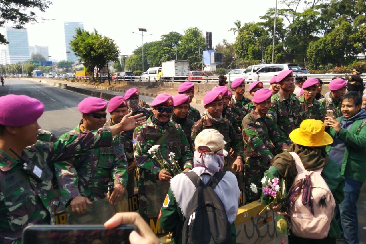 TNI dan Polisi adang mahasiswa di depan Resto Pulau Dua