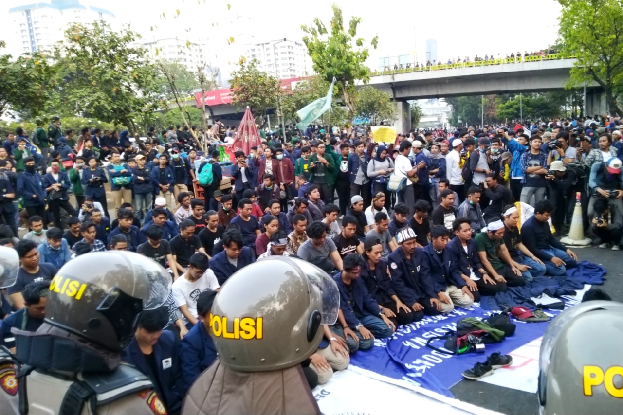 Aksi DPR, Mahasiswa salat Ashar berjamaah