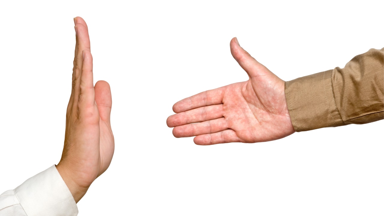 Ilustrasi menolak jabat tangan