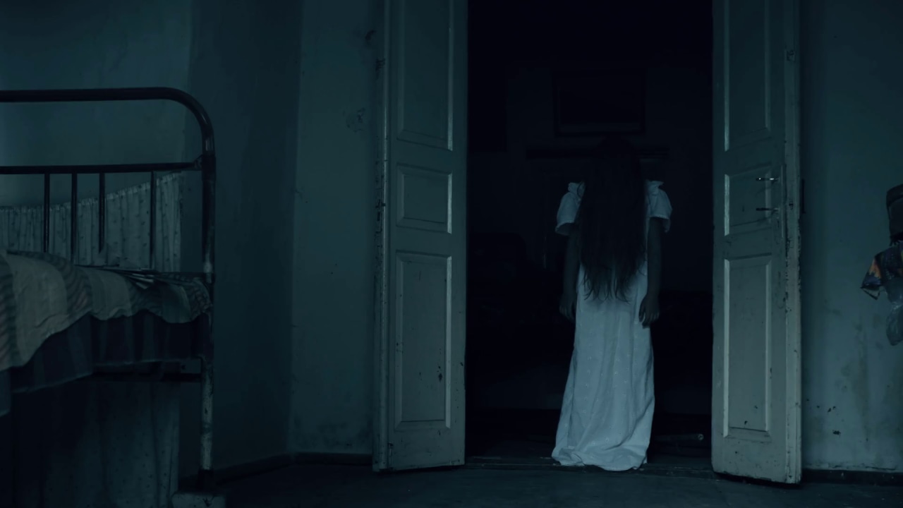 videoblocks-ghost-standing-in-the-doorway-spirit-of-the-girl-in-an-old-scary-house_bejoylglw_thumbnail-full01.png