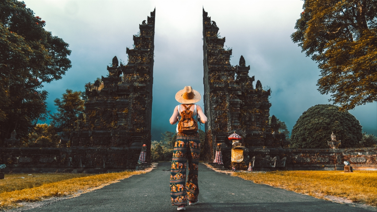 Ilustrasi milenial traveling di Indonesia