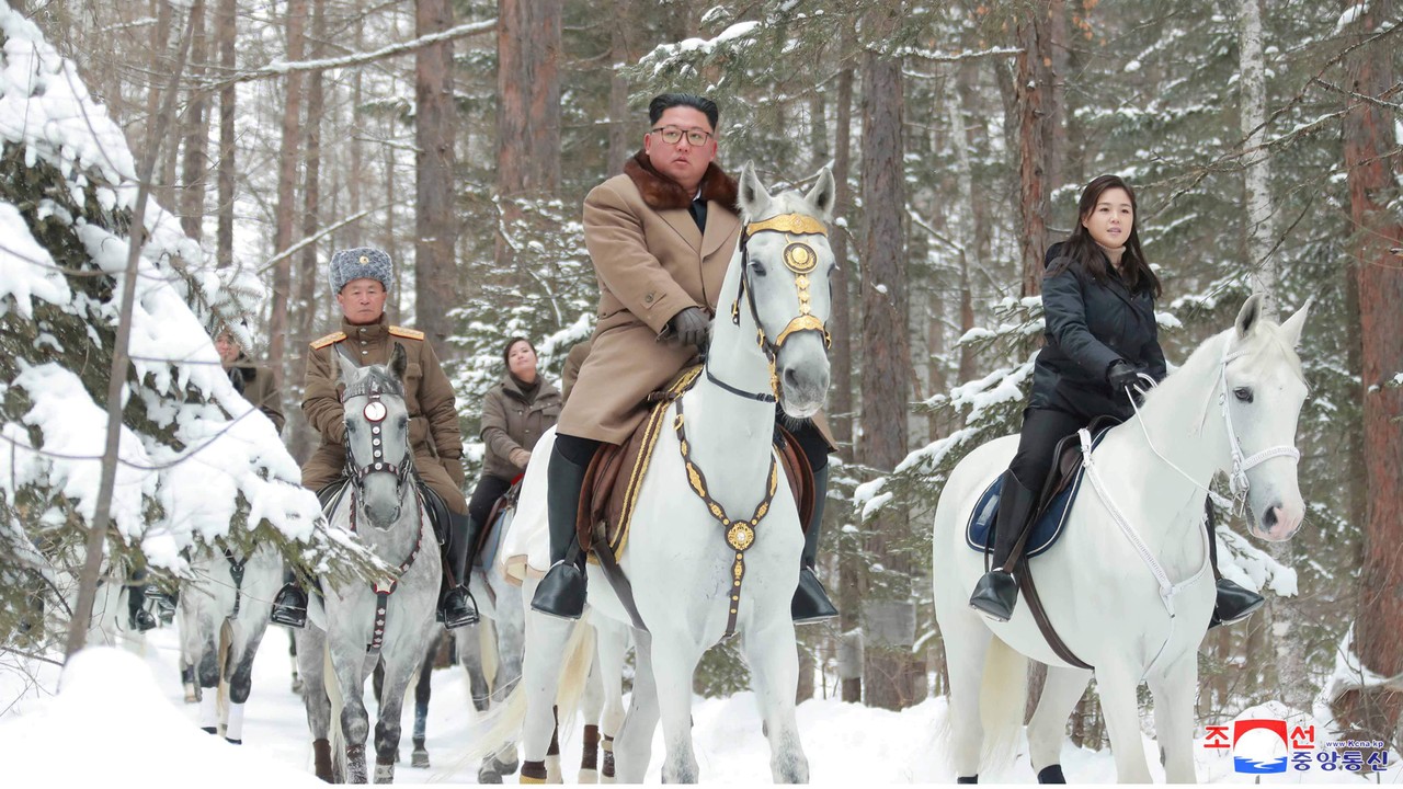 LIPSUS KOREA UTARA- Kim Jong-Un, Berkuda