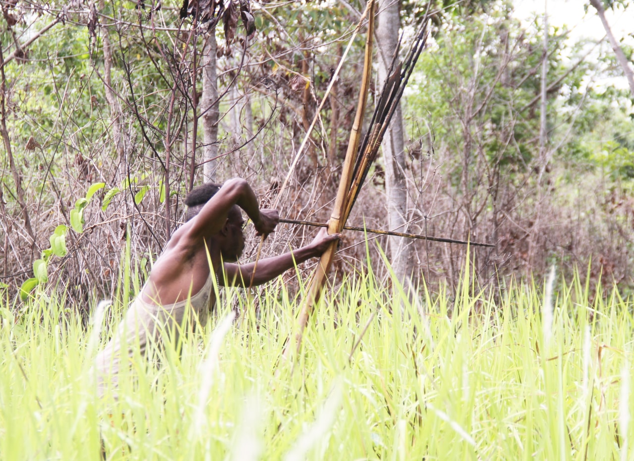 Pemburu tradisional asal Suku Marind Kenume saat akan membidikan anak panahnya-Abdel Syah-3.jpg