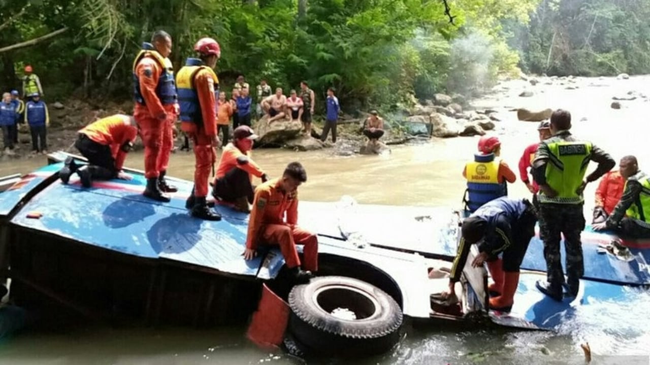 Evakuasi Bus Sriwijaya
