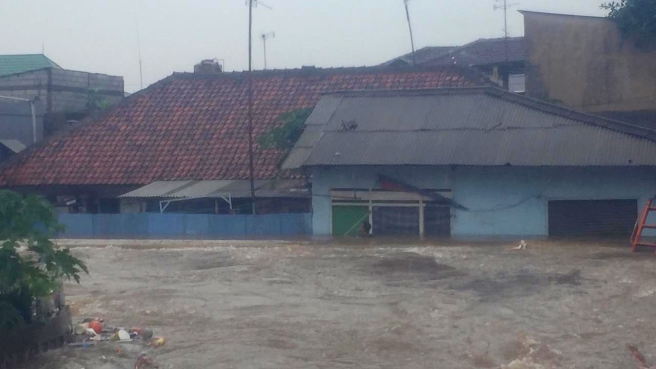 Warga terobos banjir seleher