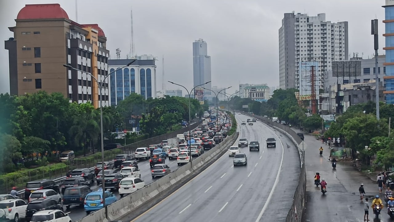 Macet di Tol Jakarta-Tangerang arah Tangerang, Banjir