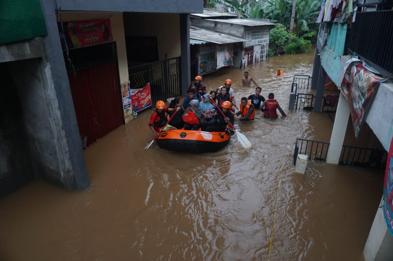 Banjir Cipinang Melayu, Evakuasi