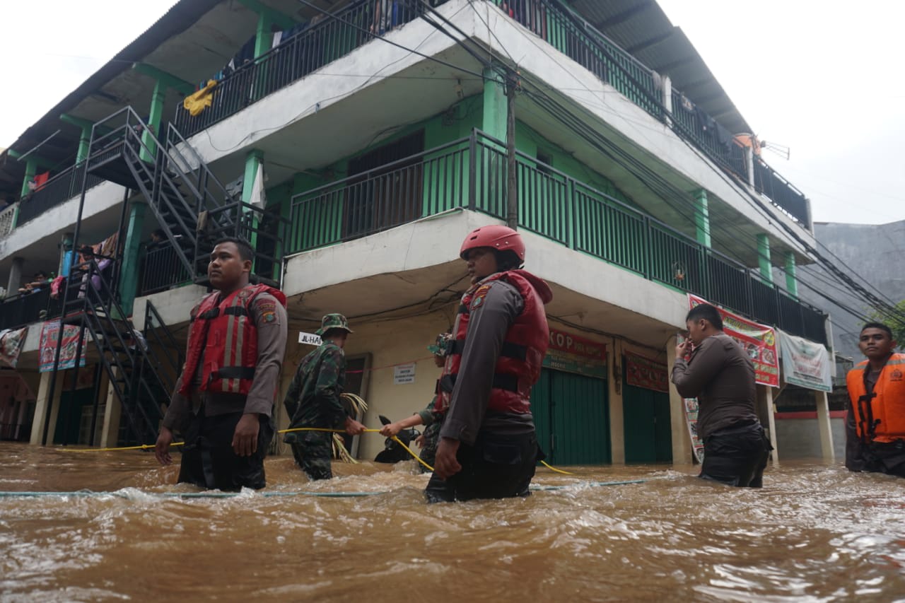 Banjir Cipinang Melayu, Evakuasi