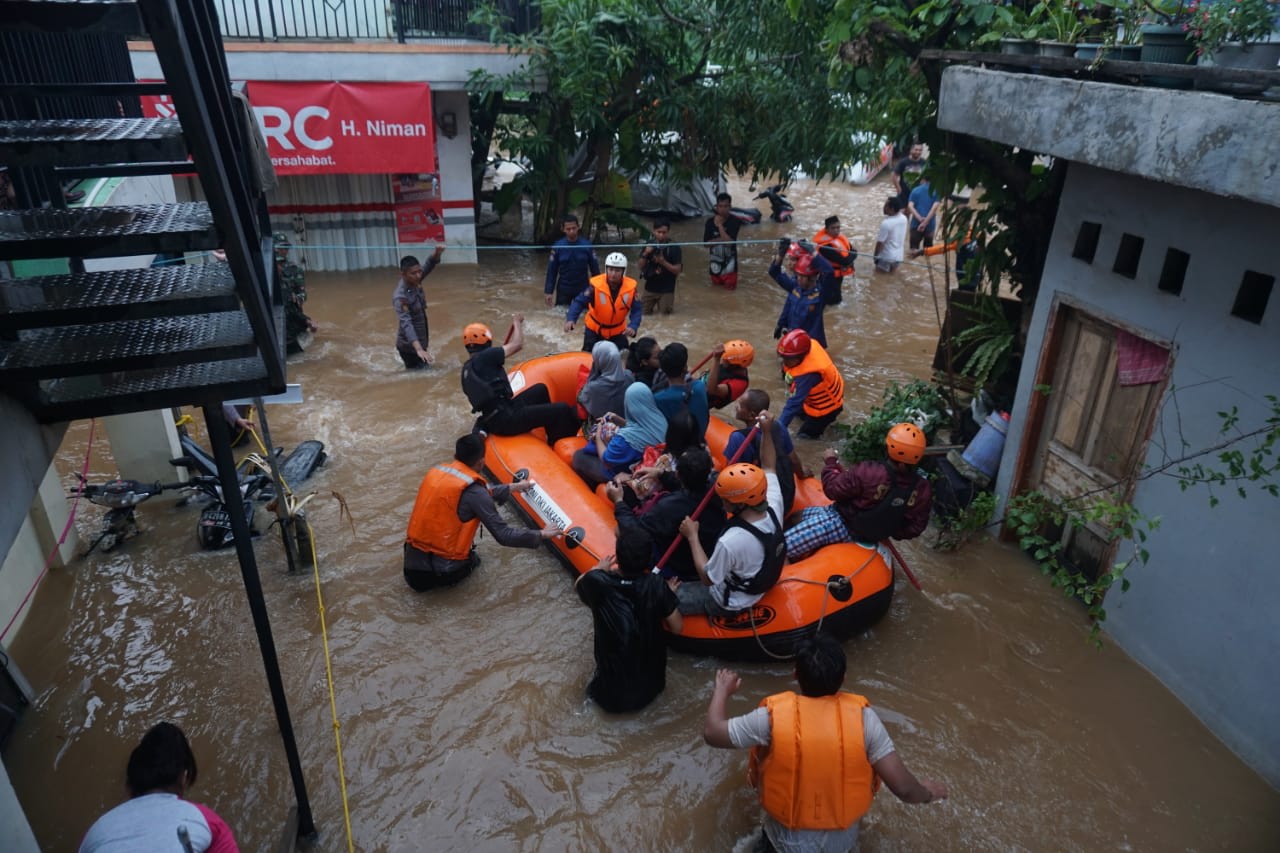 Banjir Cipinang Melayu, Evakuasi