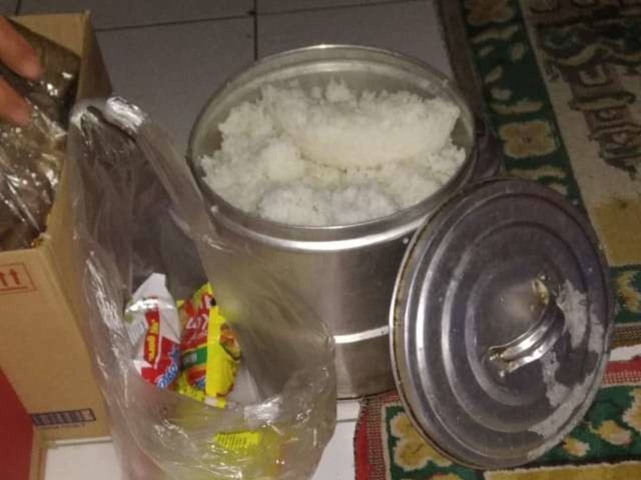 Nasi yang jadi rebutan warga Kampung Cerewed yang mengungsi