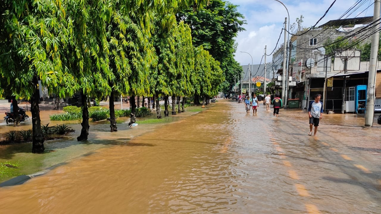 Banjir di jalan Pesanggarahan Raya, Kembangan Selatan