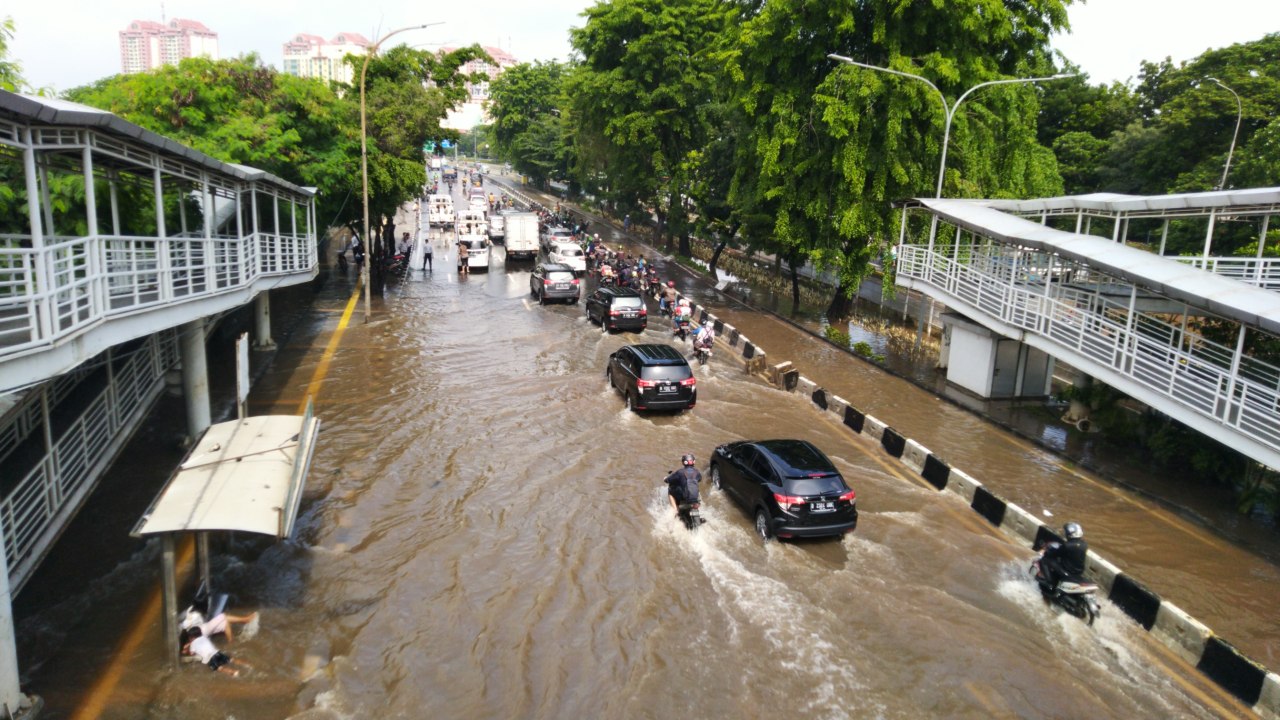 Banjir di Jalan Perintis Kemerdekaan mulai surut