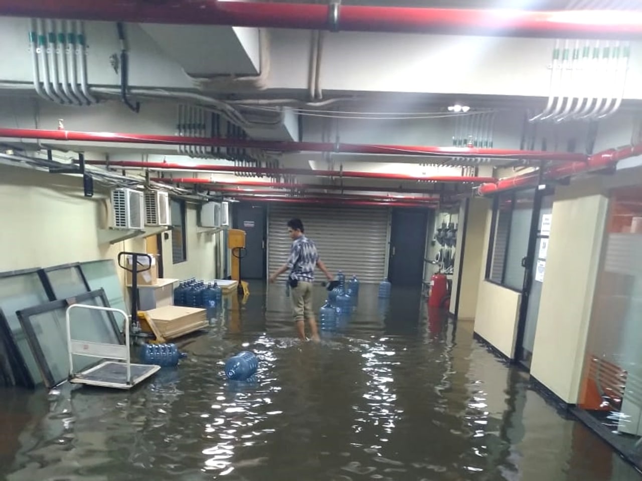 gedung KPK C1 terendam banjir