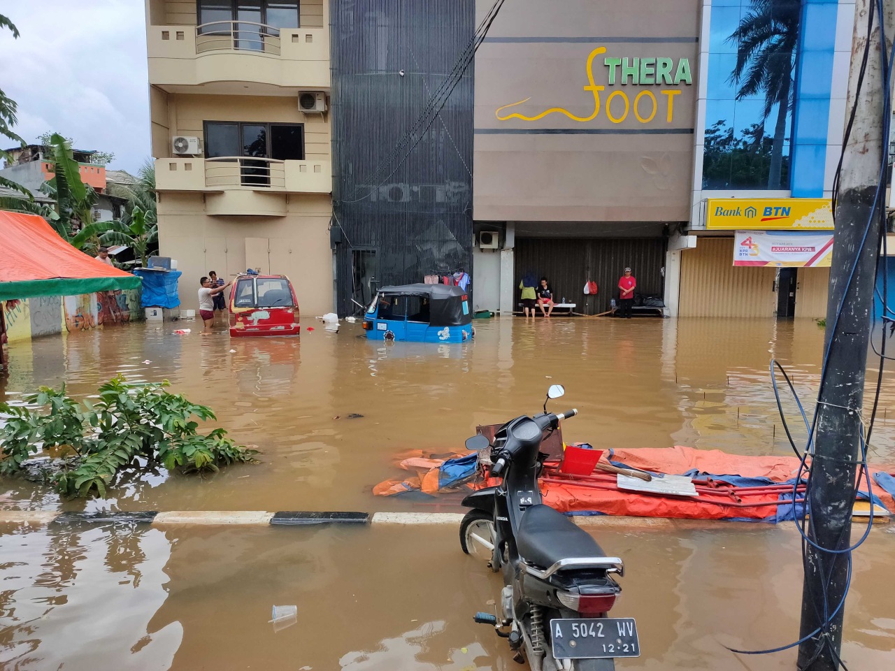 Ketinggian Banjir Di Kedoya Utara Jakbar Meningkat Kumparan Com