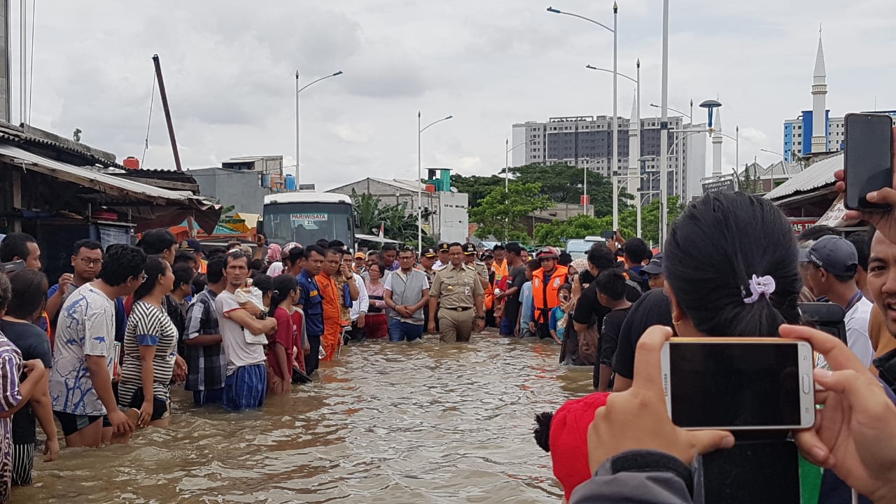Gubernur DKI Jakarta Anies Baswedan meninjau banjir