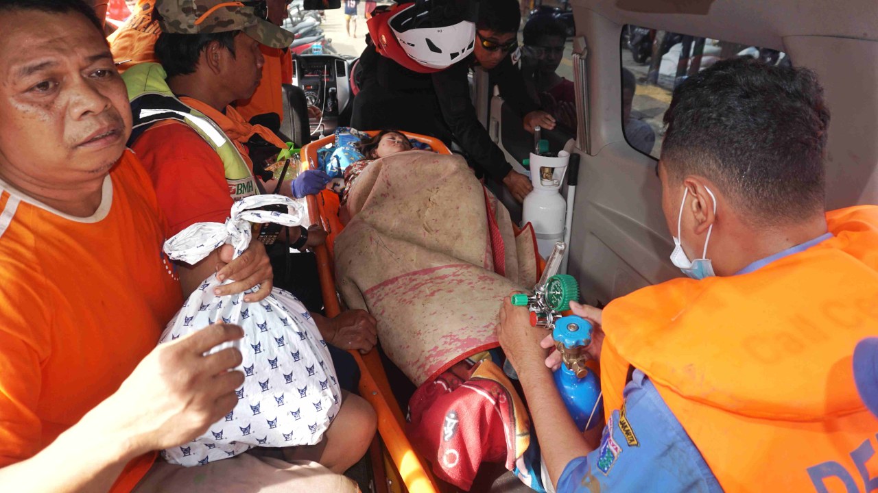 Warga dievakuasi petugas saat banjir di kampung Pulo