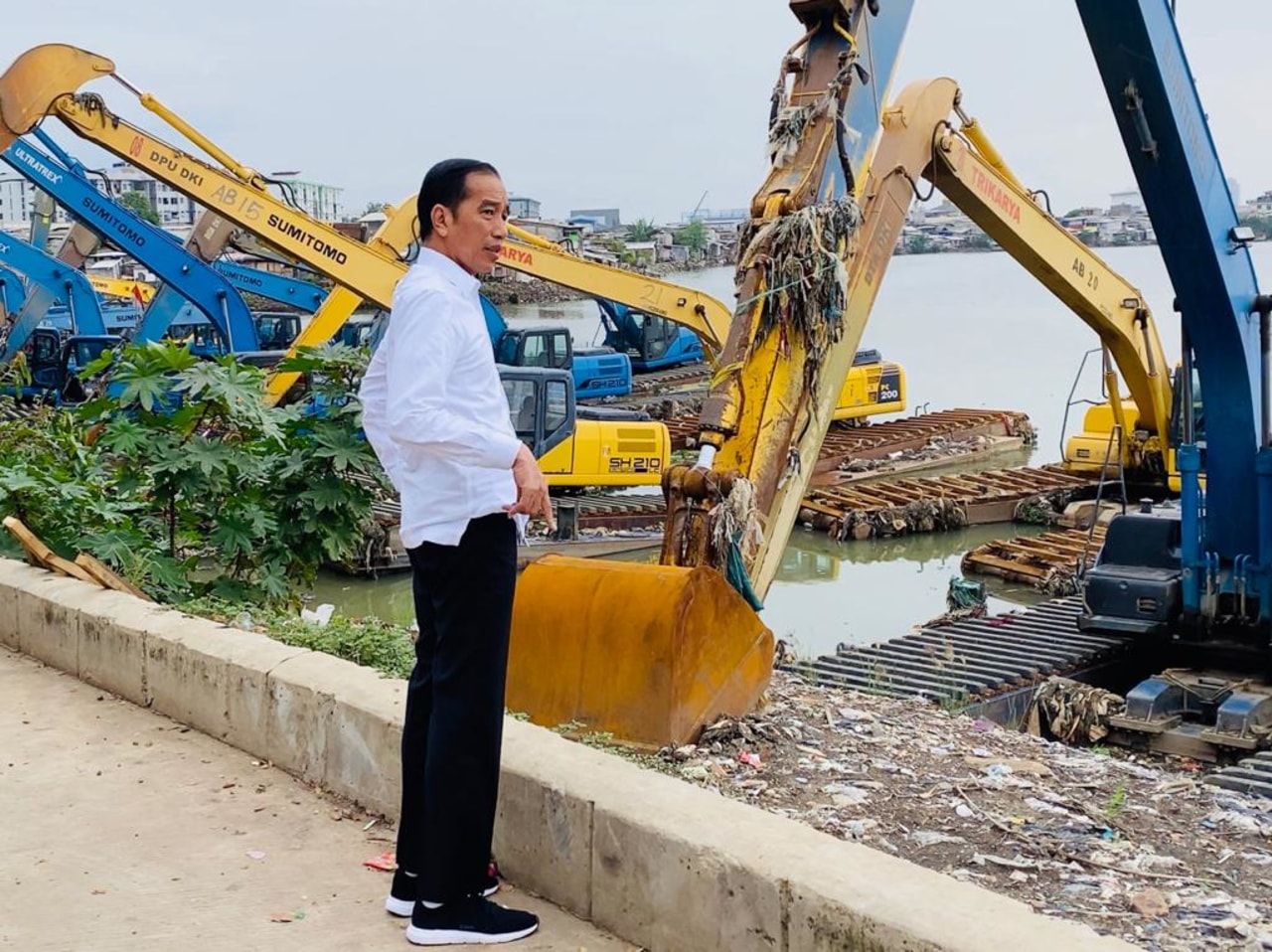 Presiden Jokowi meninjau Waduk Pluit
