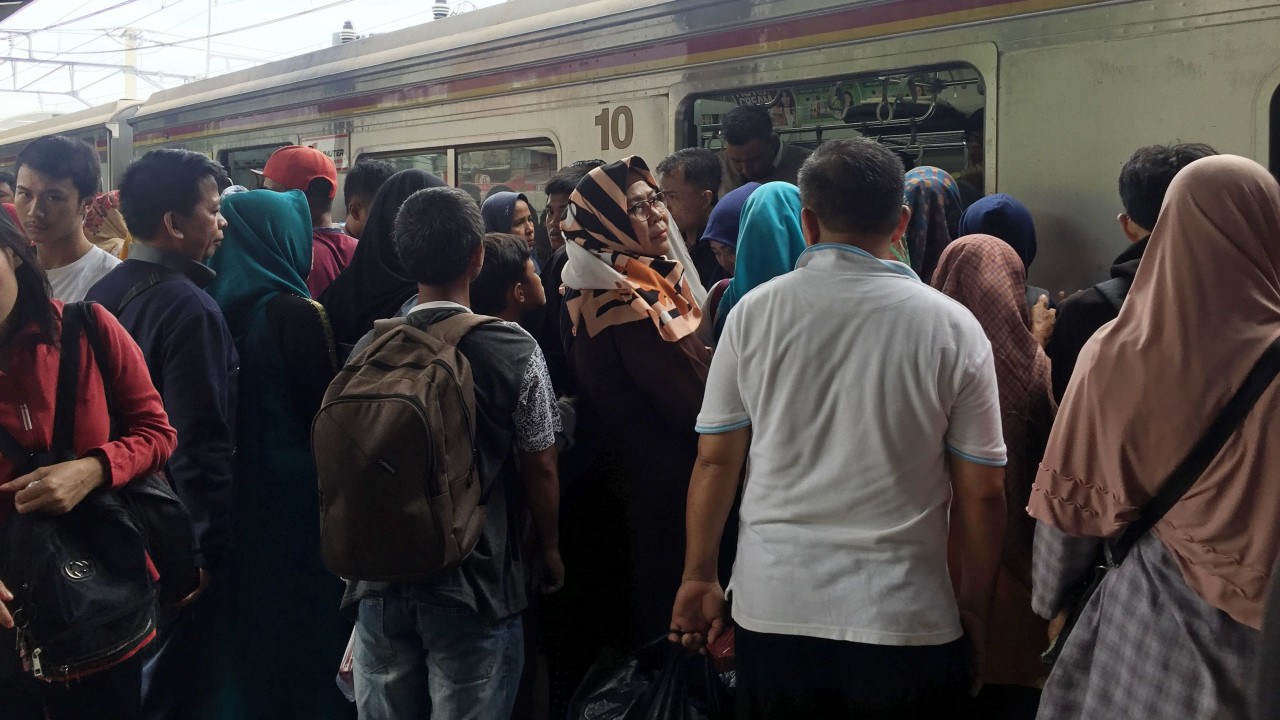Kepadatan penumpang di Stasiun Duri arah ke Tangerang