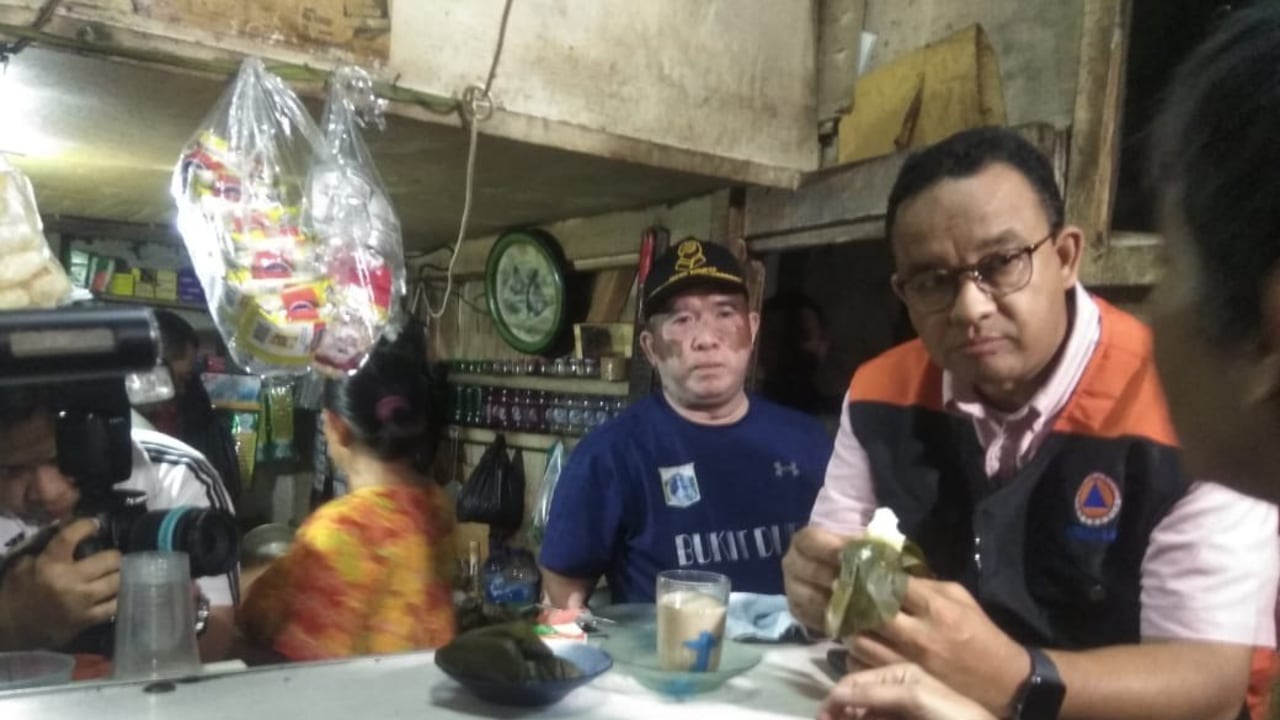 Anies Baswedan meninjau Kampung Pulo dengan bersepeda