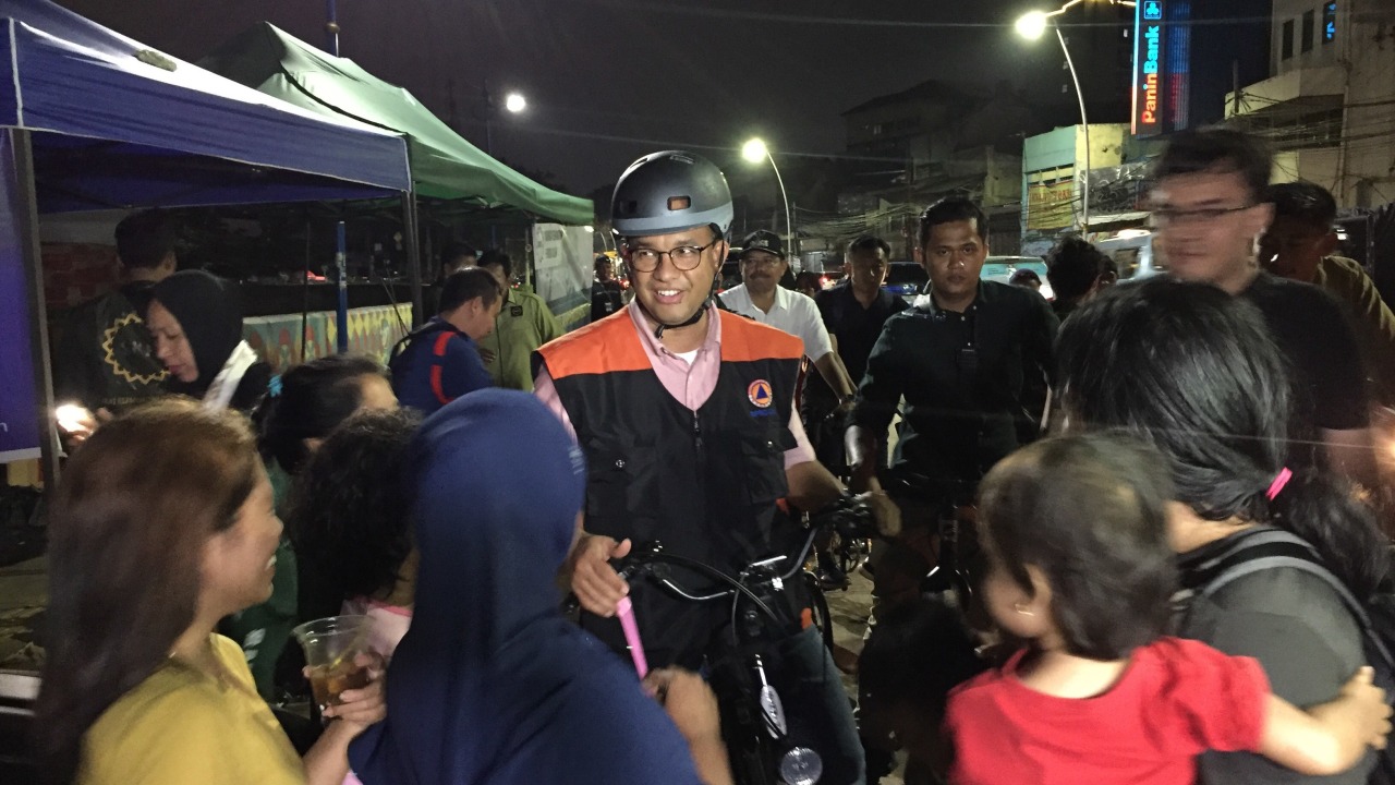 Anies Baswedan meninjau Kampung Pulo dengan bersepeda