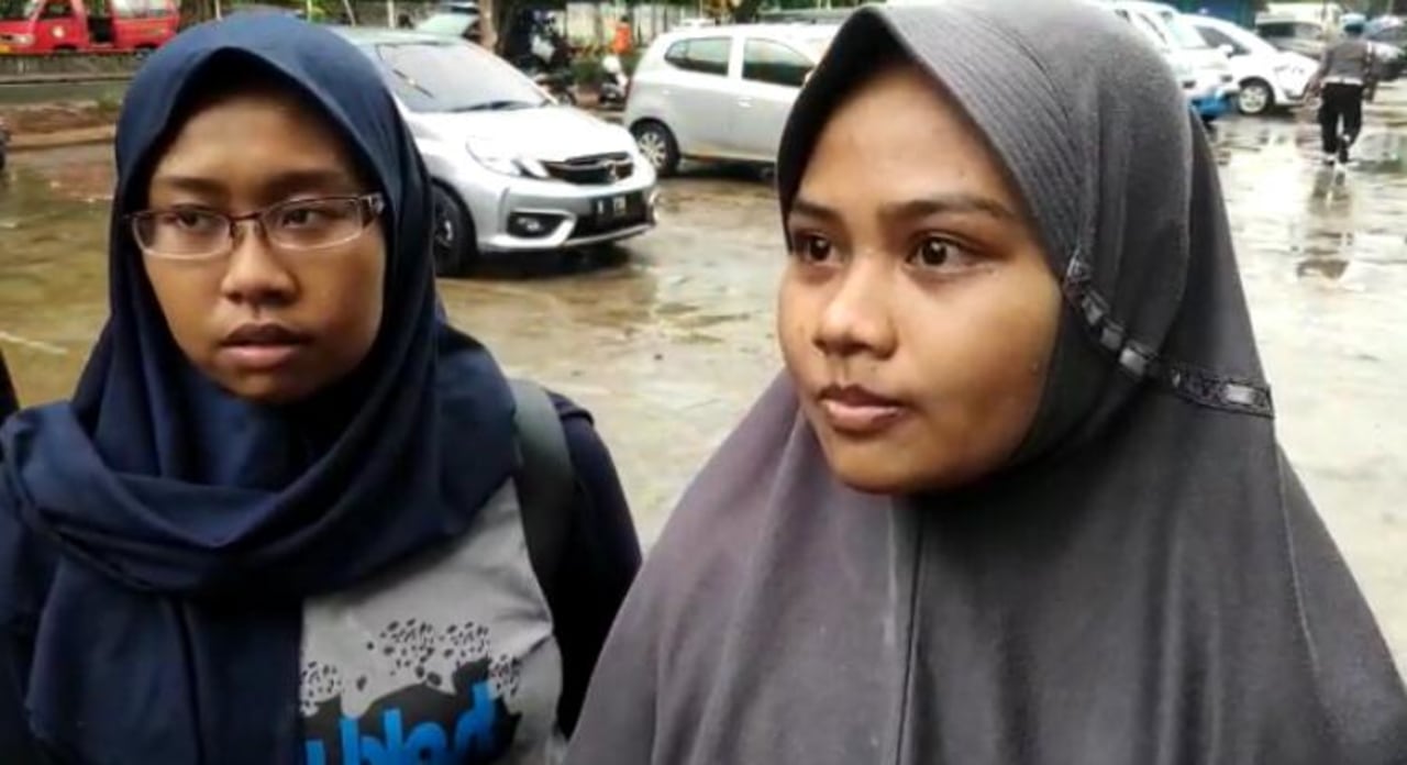 Rupaidah, warga Rawa Buaya, mengungsi di sekolah MI