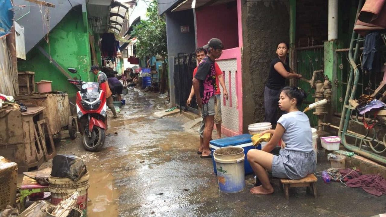 Aktivitas warga usai banjir melanda kampung Pulo