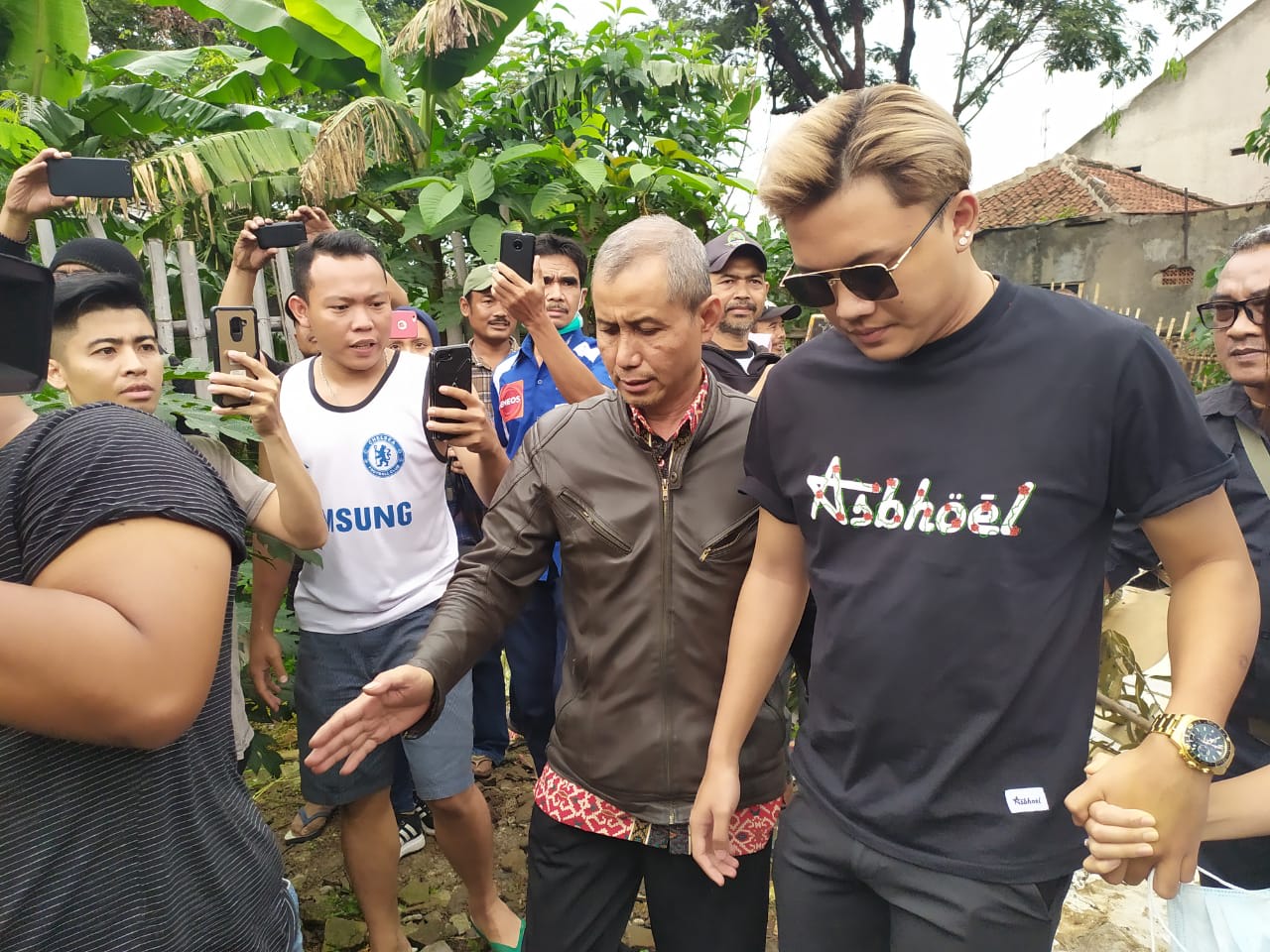 Proses pembongkaran makam Lina, mantan istri Sule