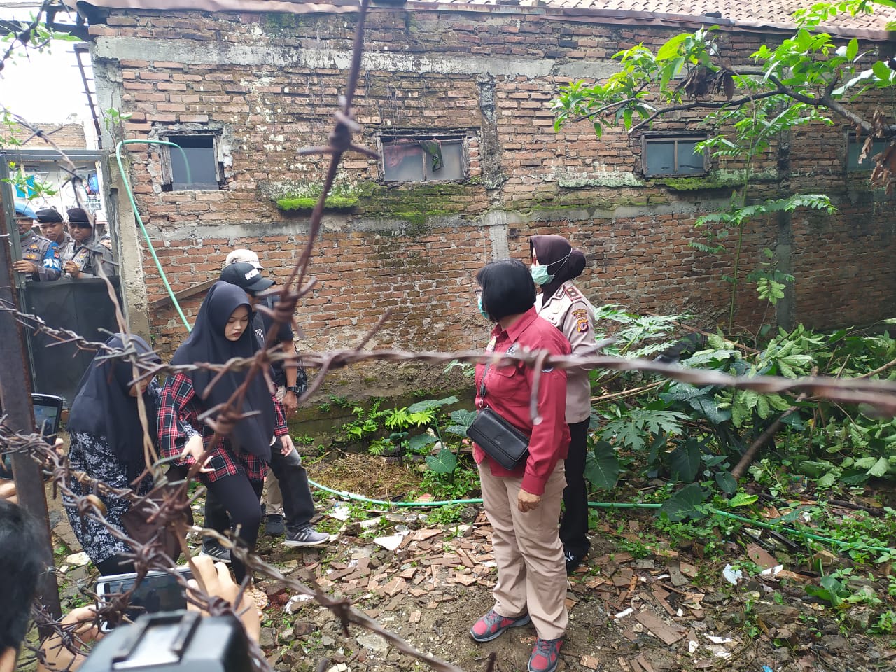 Proses pembongkaran makam Lina, mantan istri Sule