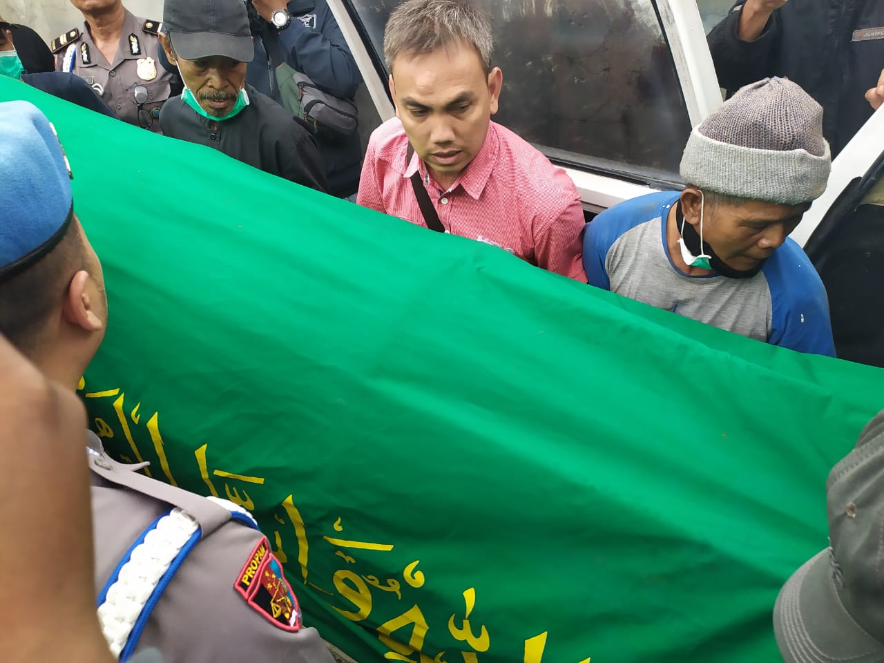 Proses pemindahan Jenazah Lina