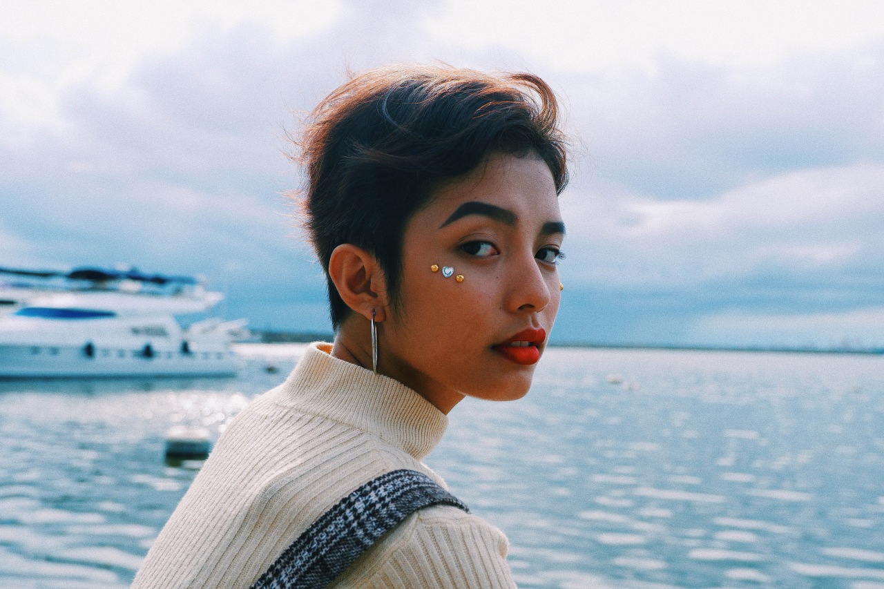 woman-with-red-lipstick-at-the-pier-2561324.jpg