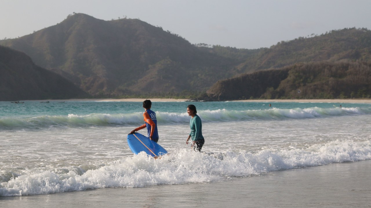 Belajar surfing di Pantai Selong Belanak Lombok