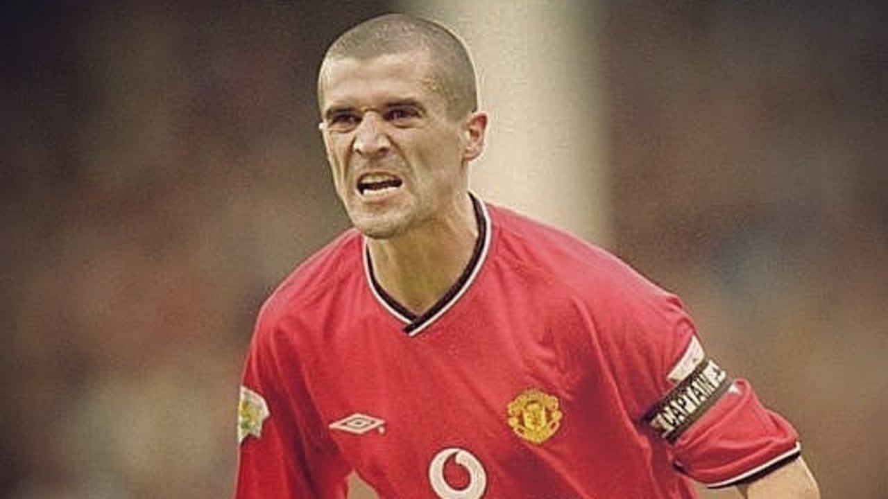 Roy Keane berjersi Manchester United